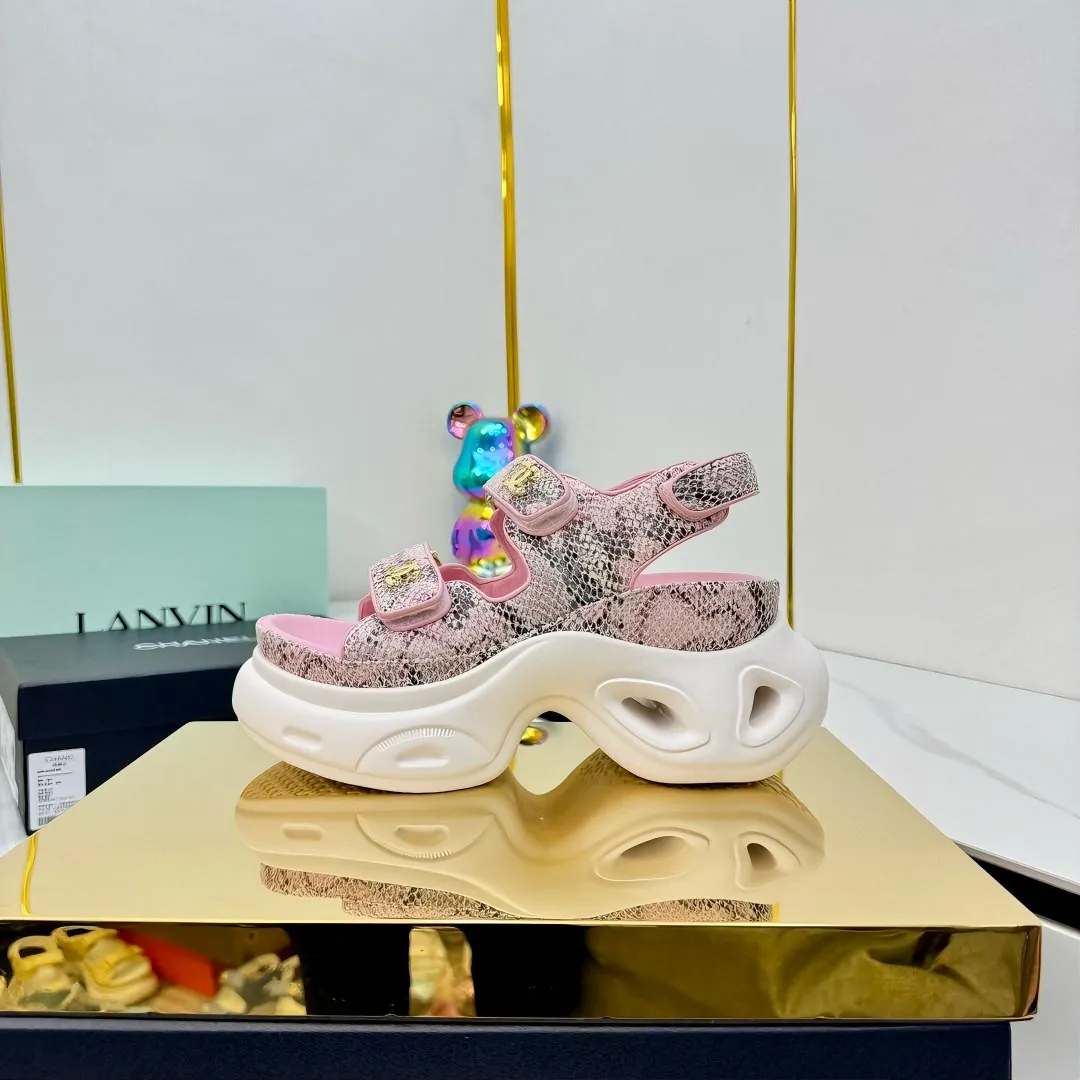 👟👟Ex-factory price 680👟👟 Top version... Chanel｜Chanel Xiaoxiang Velcro Beach Slippers Slippers Casual Beach Shoes 25ss Spring and Summer New Style! Beach shoes are a hit all over the internet! The latest model from the counter, I am still willing to buy it on my feet. It must be ranked among the most popular models. It is invincible in all seasons. Various bloggers and Internet celebrities can see the matching styles. Highly recommended. Pearlescent sheepskin upper, sheepskin lining, suede for feet. Original open-molded TPU outsole size: 35-40 (customized for 40 and 41). Full set of original packaging 👉 👉 👉 👉 👉
